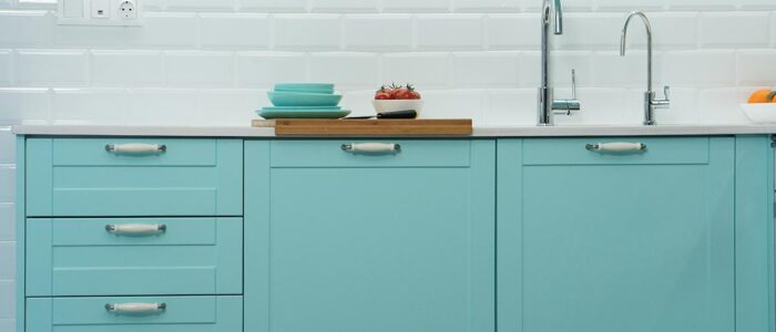 cocina-muebles-aguamarina-paredes-blancas